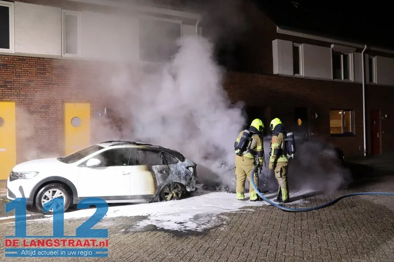 Twee auto's gaan in vlammen op Monseigneur Völkerstraat Kaatsheuvel 112 De Langstraat
