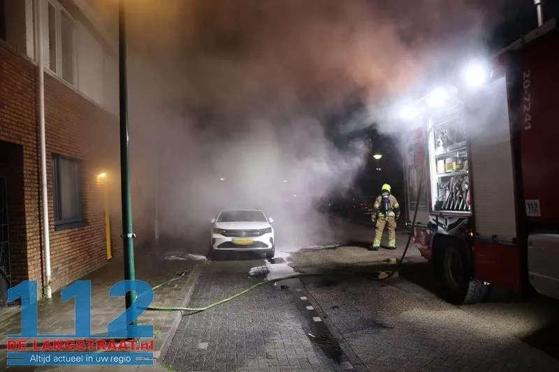 Twee auto's gaan in vlammen op Monseigneur Völkerstraat Kaatsheuvel 112 De Langstraat
