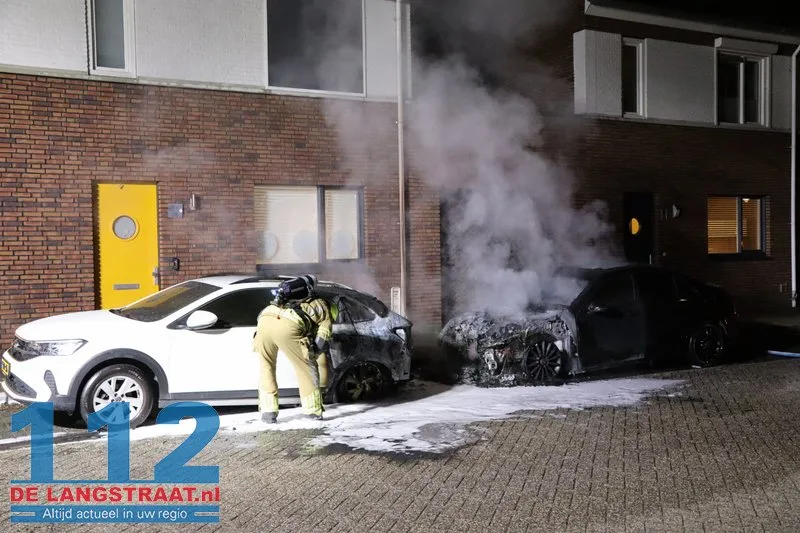 Twee auto's gaan in vlammen op Monseigneur Völkerstraat Kaatsheuvel 112 De Langstraat