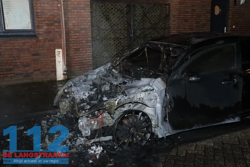 Twee auto's gaan in vlammen op Monseigneur Völkerstraat Kaatsheuvel 112 De Langstraat