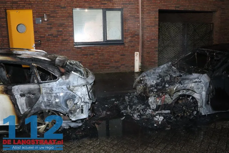 Twee auto's gaan in vlammen op Monseigneur Völkerstraat Kaatsheuvel 112 De Langstraat