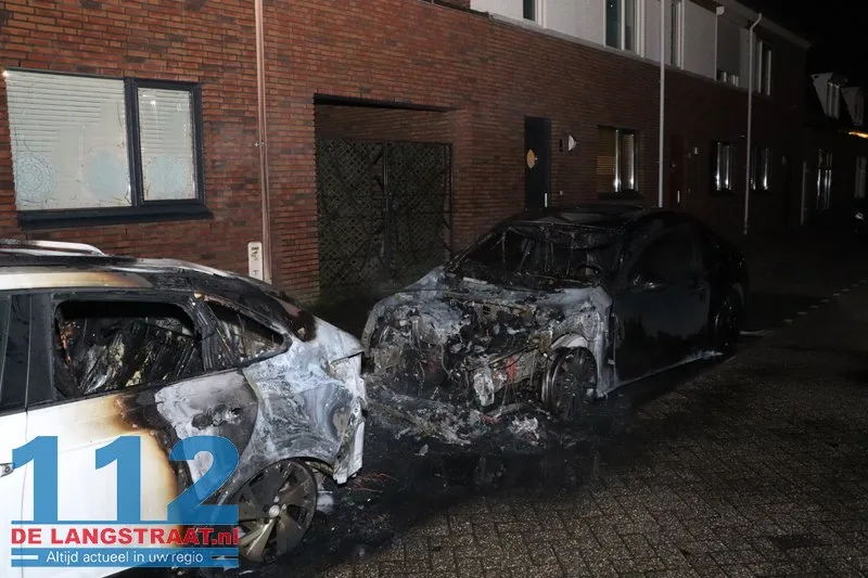 Twee auto's gaan in vlammen op Monseigneur Völkerstraat Kaatsheuvel 112 De Langstraat