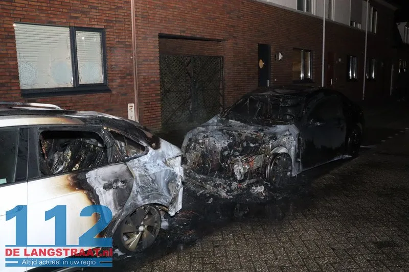 Twee auto's gaan in vlammen op Monseigneur Völkerstraat Kaatsheuvel 112 De Langstraat