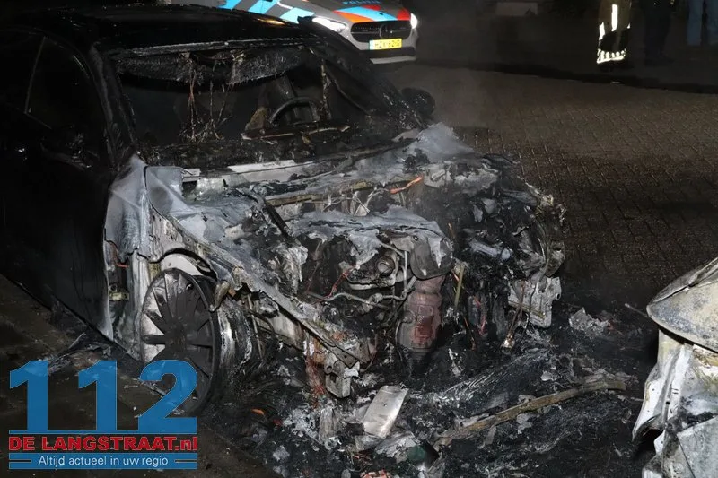 Twee auto's gaan in vlammen op Monseigneur Völkerstraat Kaatsheuvel 112 De Langstraat