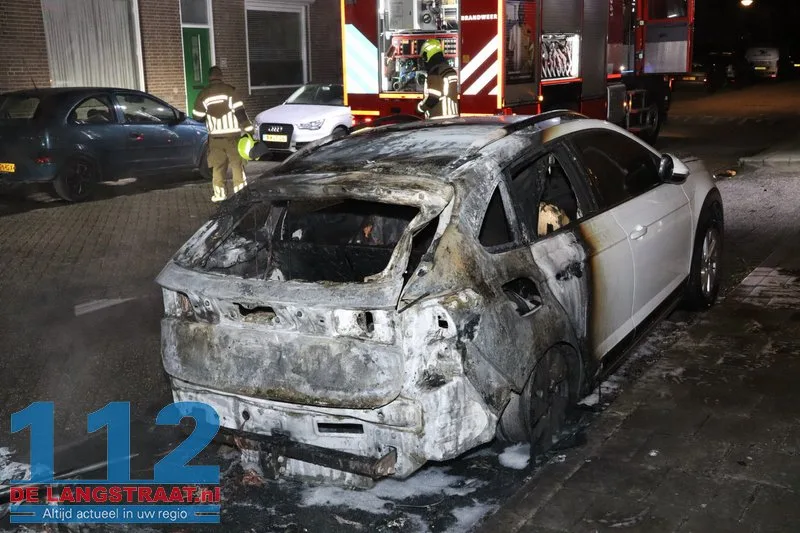 Twee auto's gaan in vlammen op Monseigneur Völkerstraat Kaatsheuvel 112 De Langstraat