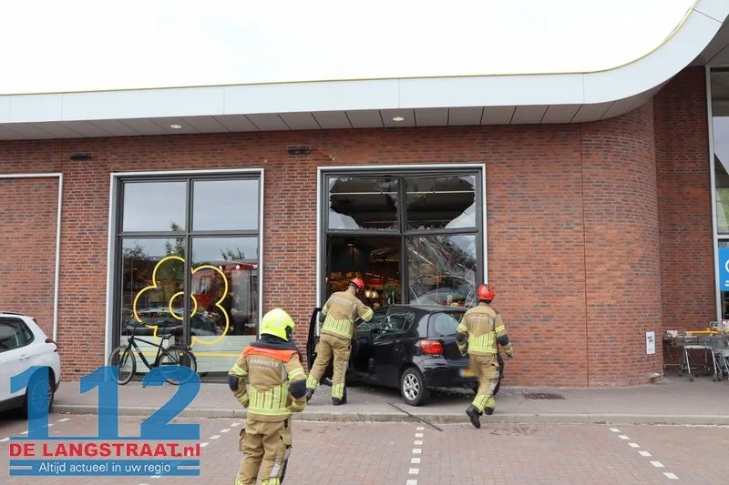Auto rijdt glazengevel eruit Jumbo Dongen 112 De Langstraat