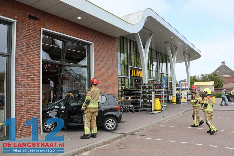 Auto rijdt glazengevel eruit Jumbo Dongen 112 De Langstraat