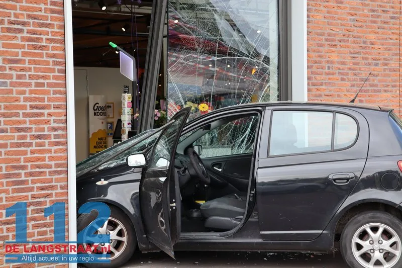 Auto rijdt glazengevel eruit Jumbo Dongen 112 De Langstraat