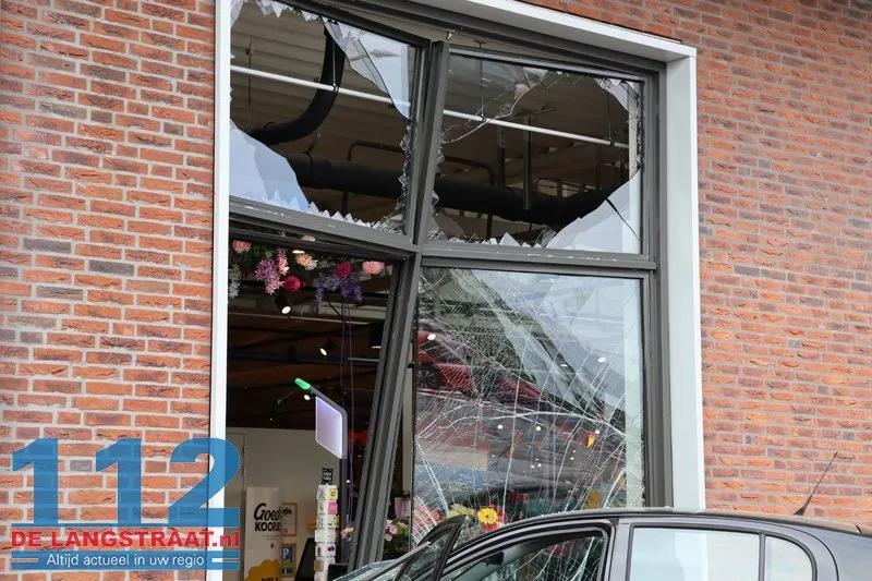 Auto rijdt glazengevel eruit Jumbo Dongen 112 De Langstraat