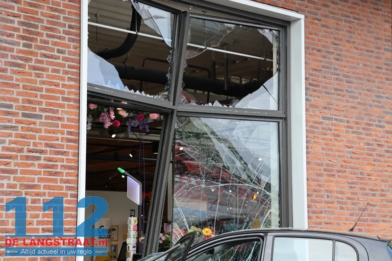 Auto rijdt glazengevel eruit Jumbo Dongen 112 De Langstraat