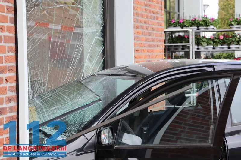 Auto rijdt glazengevel eruit Jumbo Dongen 112 De Langstraat