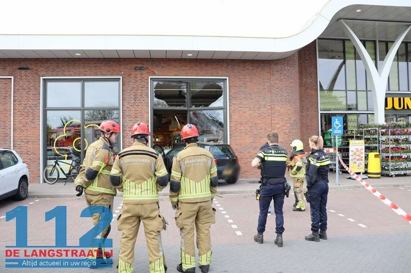 Auto rijdt glazengevel eruit Jumbo Dongen 112 De Langstraat