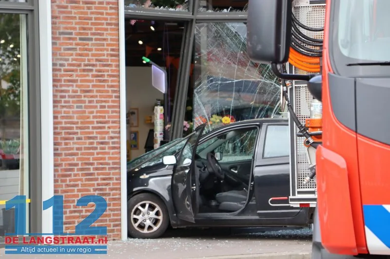 Auto rijdt glazengevel eruit Jumbo Dongen 112 De Langstraat