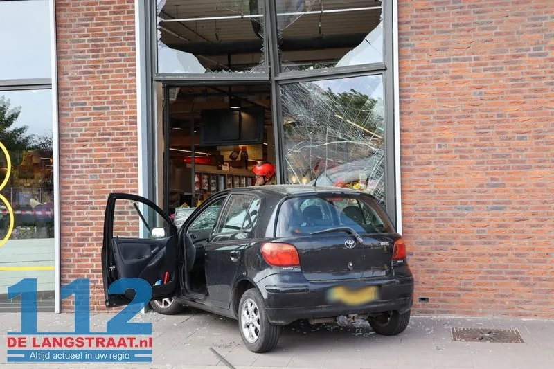 Auto rijdt glazengevel eruit Jumbo Dongen 112 De Langstraat