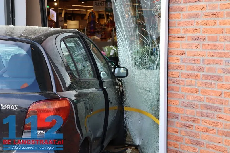 Auto rijdt glazengevel eruit Jumbo Dongen 112 De Langstraat