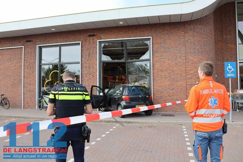 Auto rijdt glazengevel eruit Jumbo Dongen 112 De Langstraat