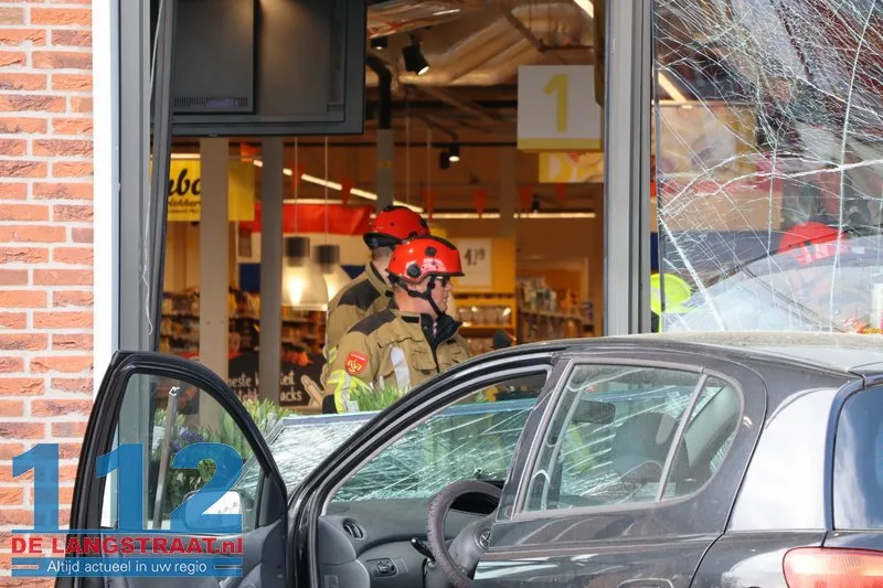 Auto rijdt glazengevel eruit Jumbo Dongen 112 De Langstraat