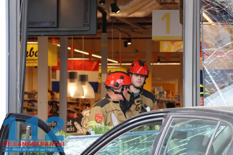 Auto rijdt glazengevel eruit Jumbo Dongen 112 De Langstraat