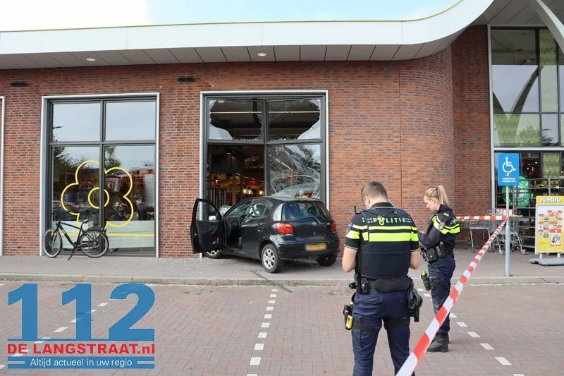 Auto rijdt glazengevel eruit Jumbo Dongen 112 De Langstraat