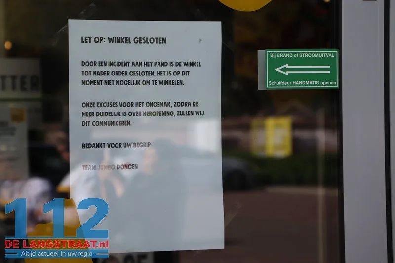 Auto rijdt glazengevel eruit Jumbo Dongen 112 De Langstraat