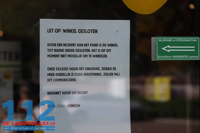 Auto rijdt glazengevel eruit Jumbo Dongen 112 De Langstraat