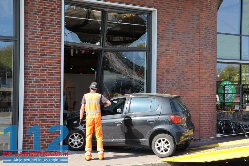 Auto rijdt glazengevel eruit Jumbo Dongen 112 De Langstraat