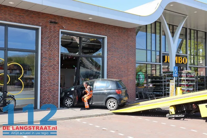 Auto rijdt glazengevel eruit Jumbo Dongen 112 De Langstraat
