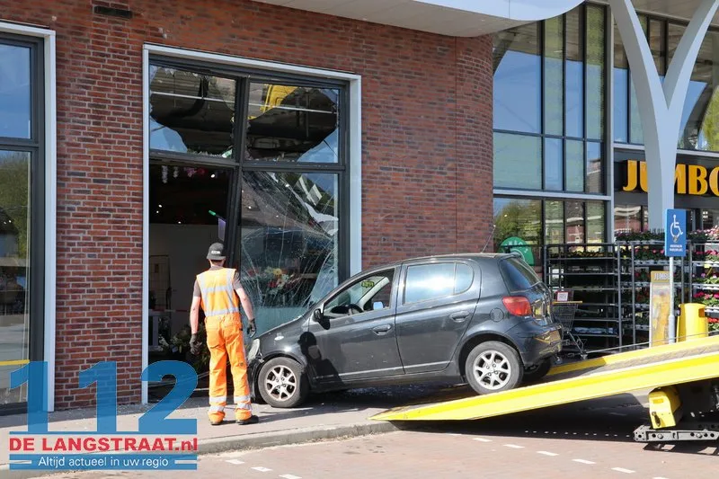 Auto rijdt glazengevel eruit Jumbo Dongen 112 De Langstraat