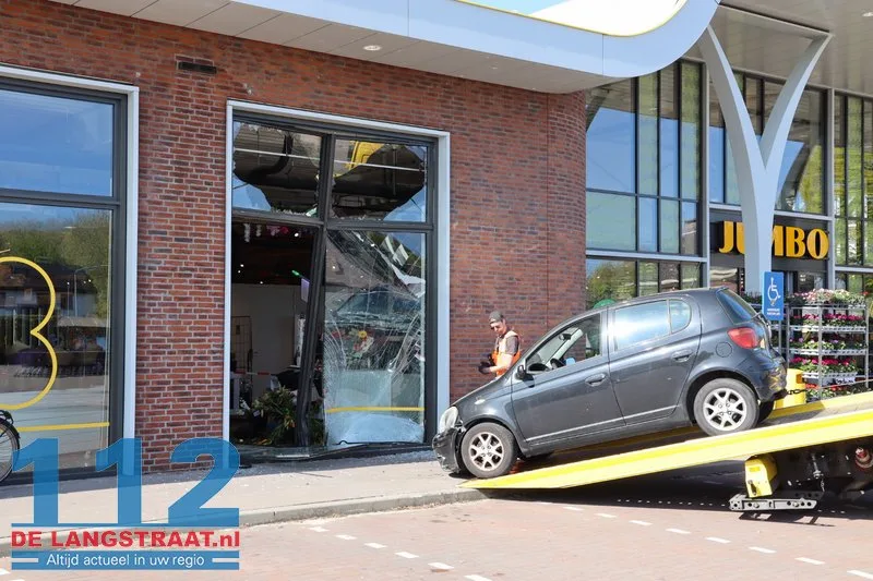 Auto rijdt glazengevel eruit Jumbo Dongen 112 De Langstraat