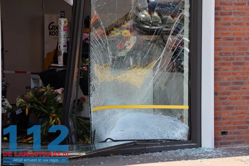 Auto rijdt glazengevel eruit Jumbo Dongen 112 De Langstraat