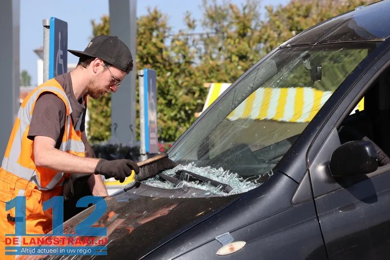 Auto rijdt glazengevel eruit Jumbo Dongen 112 De Langstraat
