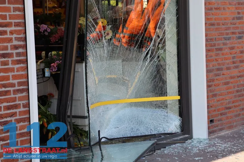 Auto rijdt glazengevel eruit Jumbo Dongen 112 De Langstraat