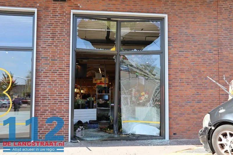 Auto rijdt glazengevel eruit Jumbo Dongen 112 De Langstraat