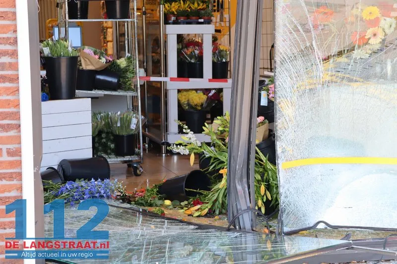Auto rijdt glazengevel eruit Jumbo Dongen 112 De Langstraat