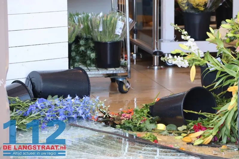 Auto rijdt glazengevel eruit Jumbo Dongen 112 De Langstraat