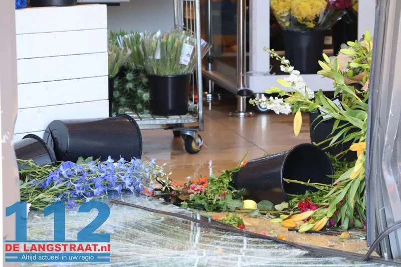 Auto rijdt glazengevel eruit Jumbo Dongen 112 De Langstraat