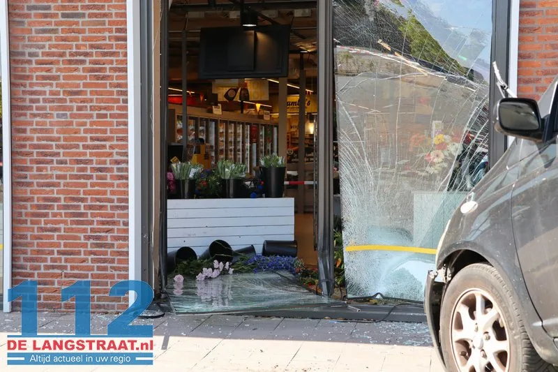 Auto rijdt glazengevel eruit Jumbo Dongen 112 De Langstraat