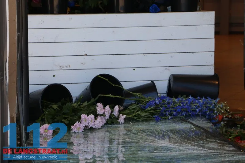 Auto rijdt glazengevel eruit Jumbo Dongen 112 De Langstraat