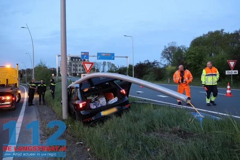 Automobilist spoorloos na crash bij Efteling: auto zwaar beschadigd op talud gevonden 112 De Langstraat