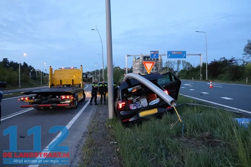Automobilist spoorloos na crash bij Efteling: auto zwaar beschadigd op talud gevonden 112 De Langstraat