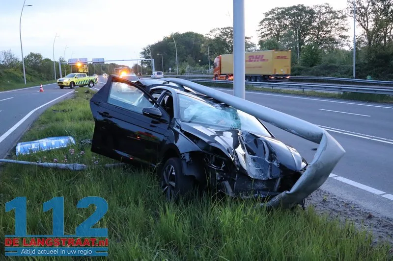 Automobilist spoorloos na crash bij Efteling: auto zwaar beschadigd op talud gevonden 112 De Langstraat