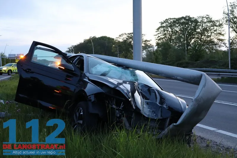 Automobilist spoorloos na crash bij Efteling: auto zwaar beschadigd op talud gevonden 112 De Langstraat