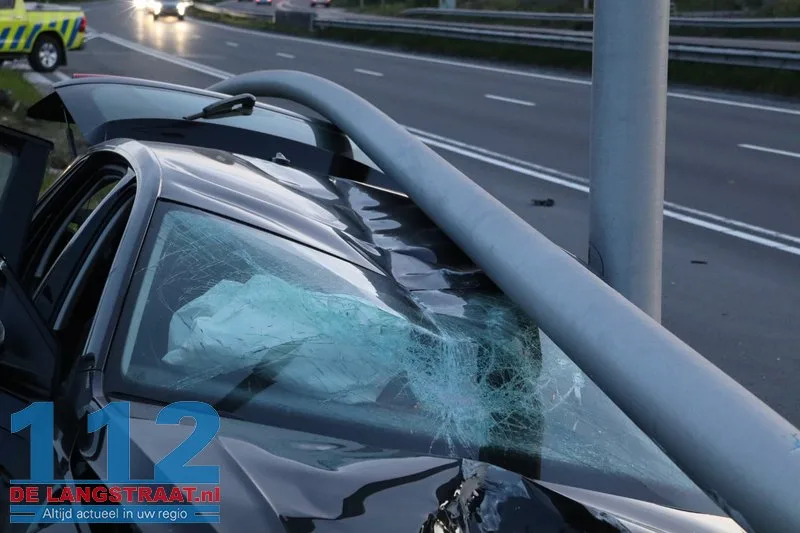 Automobilist spoorloos na crash bij Efteling: auto zwaar beschadigd op talud gevonden 112 De Langstraat