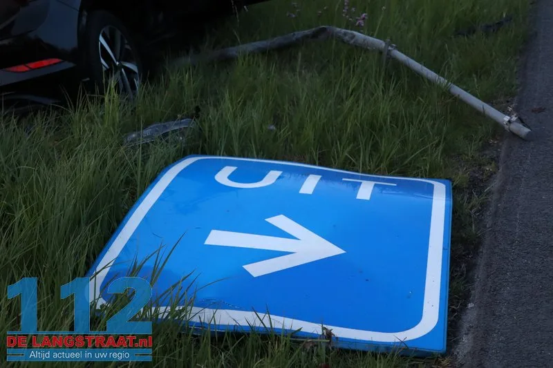 Automobilist spoorloos na crash bij Efteling: auto zwaar beschadigd op talud gevonden 112 De Langstraat