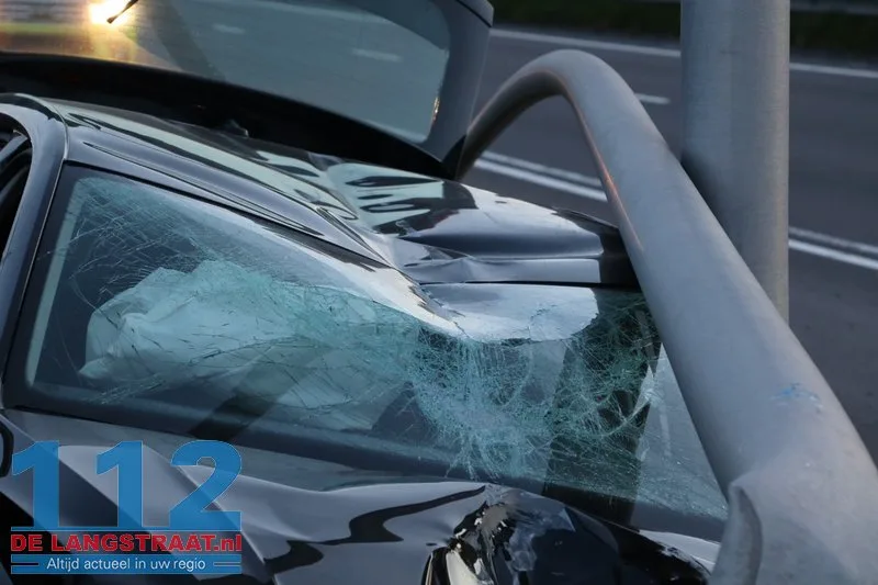 Automobilist spoorloos na crash bij Efteling: auto zwaar beschadigd op talud gevonden 112 De Langstraat