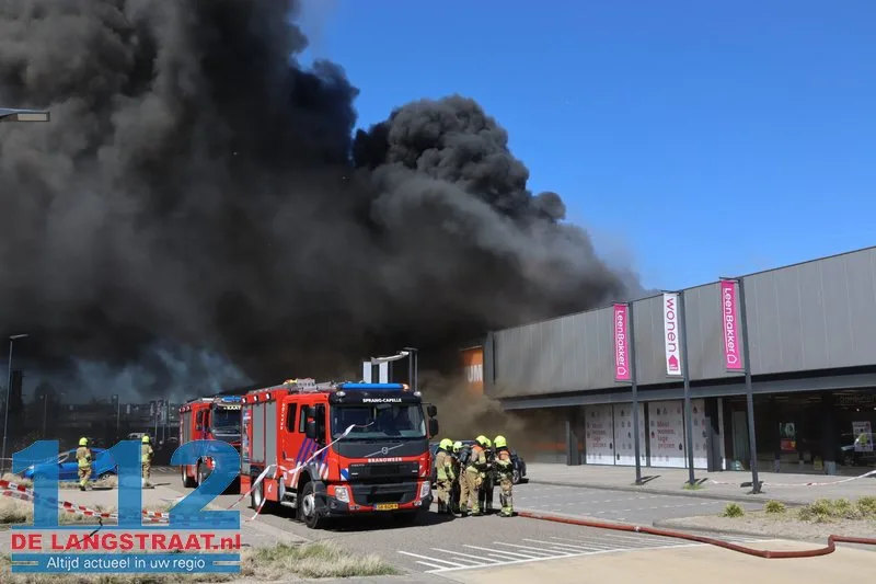 Zeer grote brand in Kwantum in Waalwijk, vlammen uit het dak 112 De Langstraat