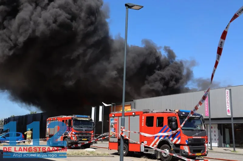 Zeer grote brand in Kwantum in Waalwijk, vlammen uit het dak 112 De Langstraat
