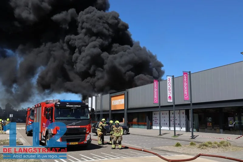 Zeer grote brand in Kwantum in Waalwijk, vlammen uit het dak 112 De Langstraat