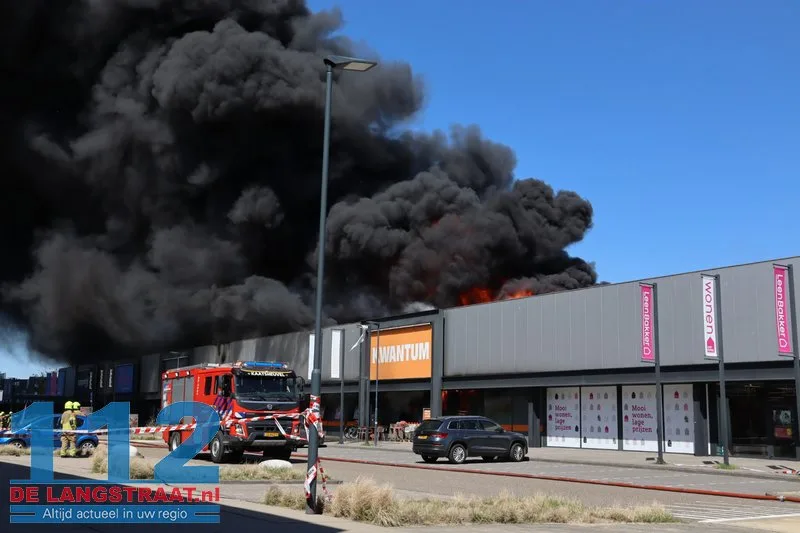 Zeer grote brand in Kwantum in Waalwijk, vlammen uit het dak 112 De Langstraat