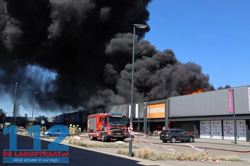 Zeer grote brand in Kwantum in Waalwijk, vlammen uit het dak 112 De Langstraat